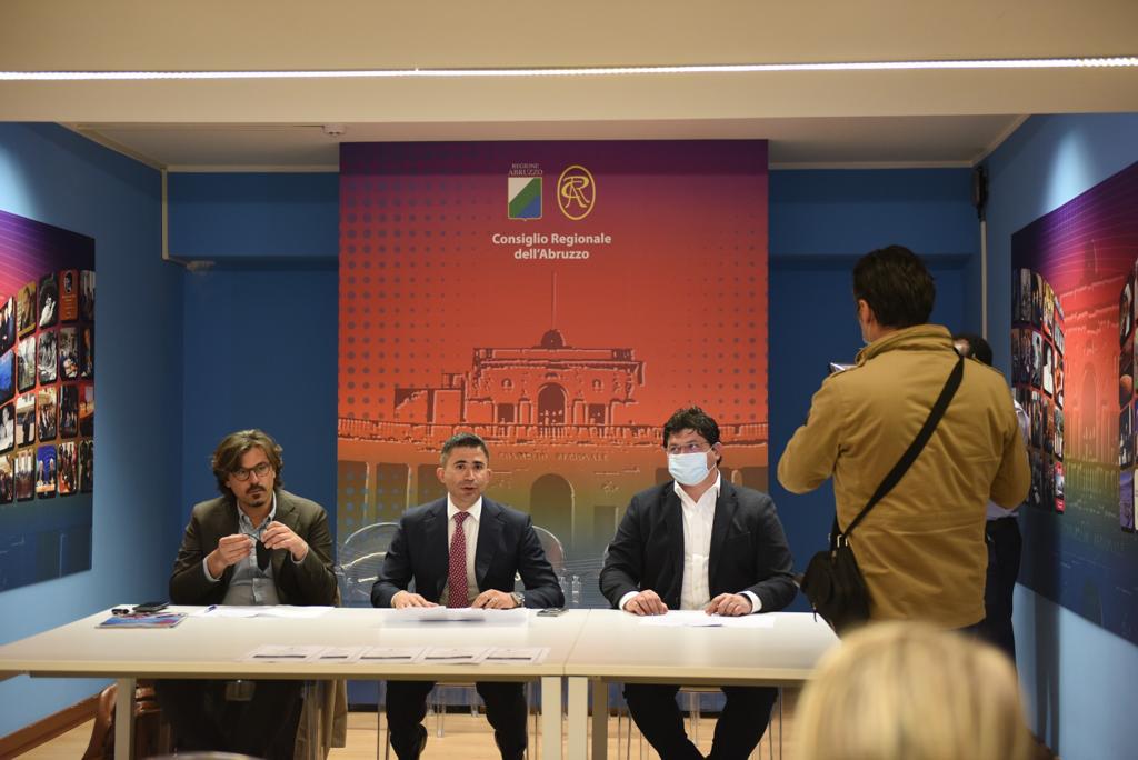 Primo maggio. Conferenza stampa centrosinistra su lavoro: “Abruzzo fermo, la Regione recuperi ruolo attivo e vari le leggi in attesa”