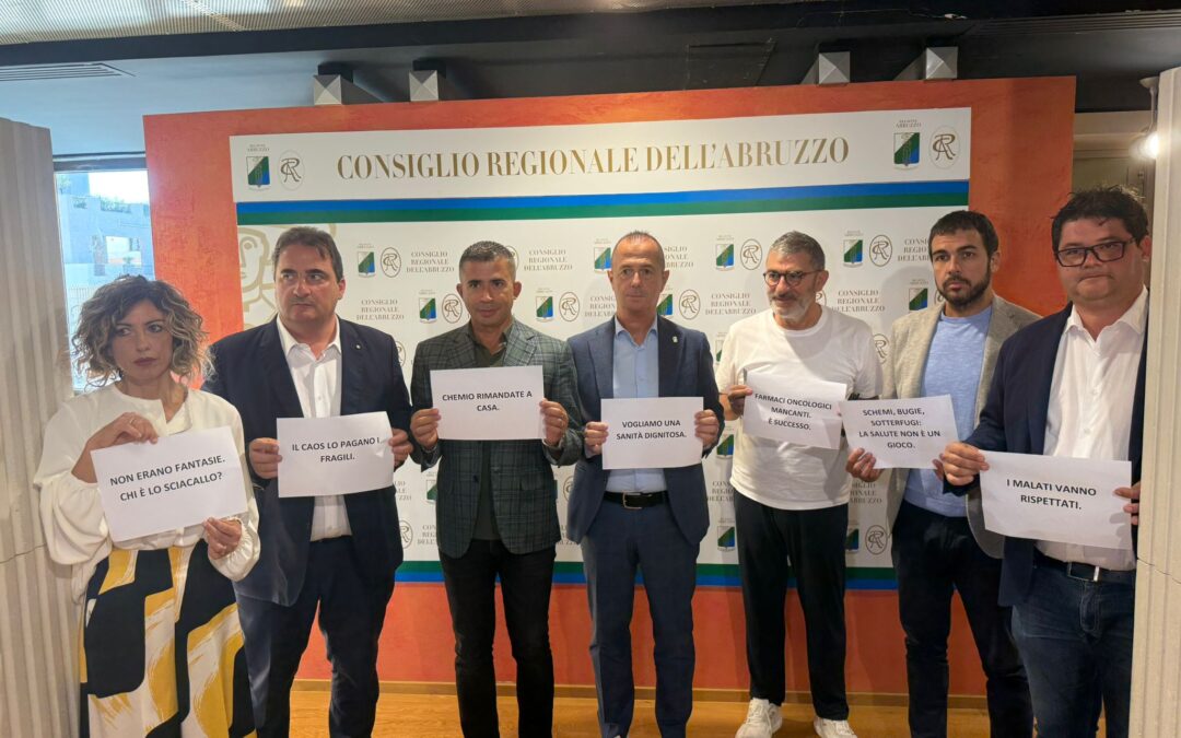 Conferenza sui farmaci mancanti alla Asl di Chieti. Marinelli, Di Marco, Paolucci e Mariani:“Il caso che Marsilio ha negato non solo esiste, ma è più grave di quanto sembri. Malati fragili lasciati scoperti dall’inerzia della Asl”